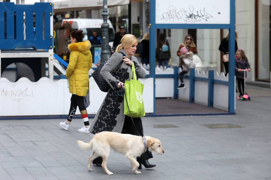 Zagreb: Bivša predsjednica Kolinda Grabar Kitarović prošetala je gradom u društvu svog ljubimca