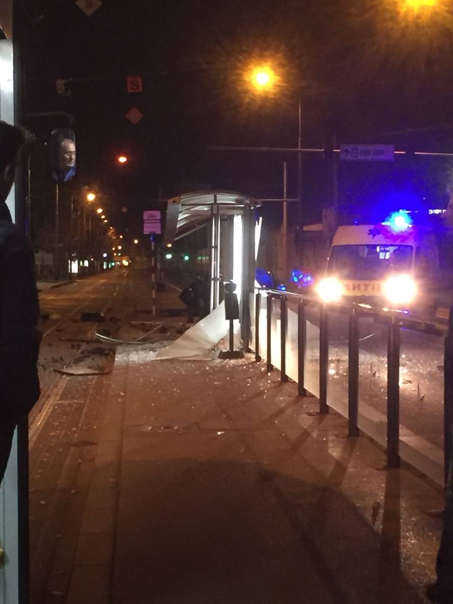 Pijani vozač Alfom je pokupio semafor pa se zabio u stanicu