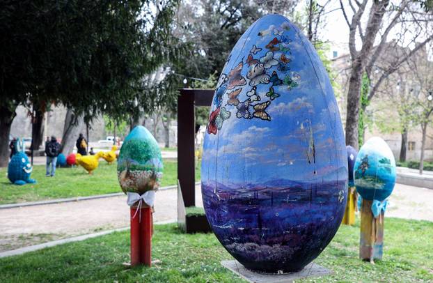 Split: Oslikavanje pisanica na Rivi u organizaciji braniteljske slikarske udruge BLU