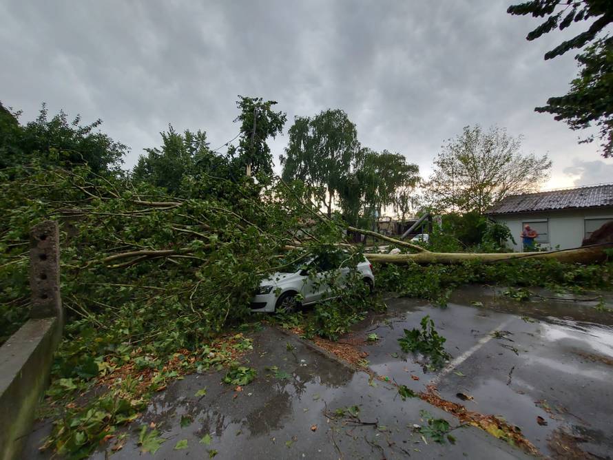 POGLEDAJTE SNIMKU: Vjetar u Zagrebu srušio mega dizalicu!
