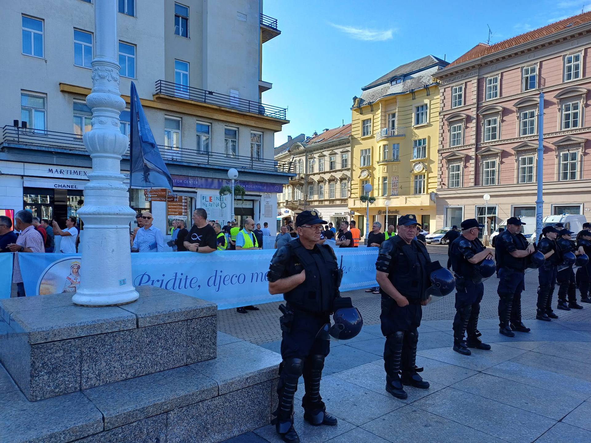 Klečavci opet na trgovima, mole za predbračnu čistoću i čednost