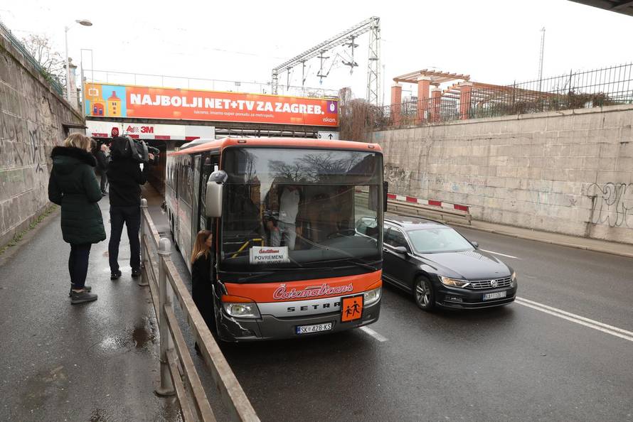 Autobus zaglavio u podvožnjaku u Zagrebu