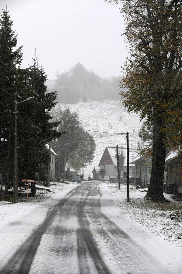 Snijeg počeo padati u Begovom Razdonju na tisuću metara nadmorske visine