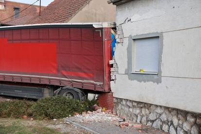 Kamion se zabio u kuću kod Vinkovaca, više ljudi ozlijeđeno