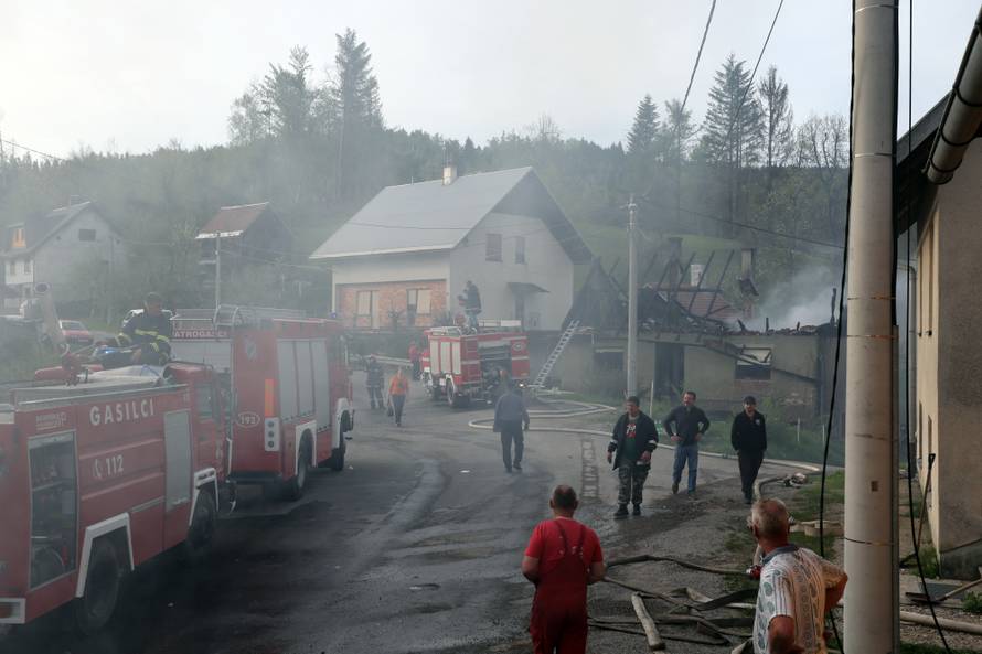 Proširila se iz sjenika: Vatra je progutala tri kuće kraj Čabra