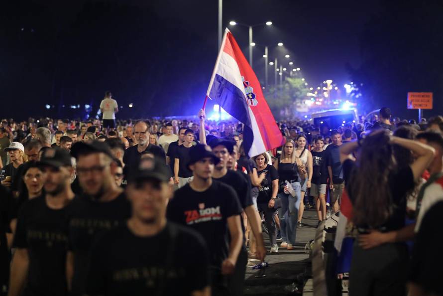 Zagreb: Završio je koncert Marka Perkovića Thompsona, kolone ljudi idu s hipodroma