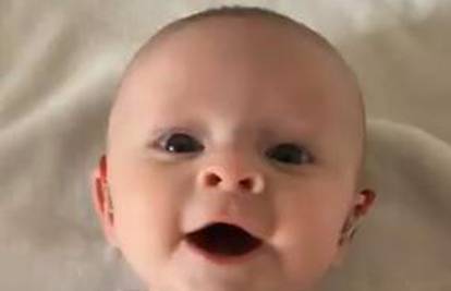 Najslađi osmijeh: Beba guguće od sreće čim čuje mamin glas
