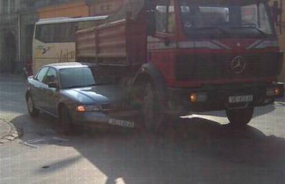 Vinkovci: Vozač Audijem 'zaglavio' pod kamionom