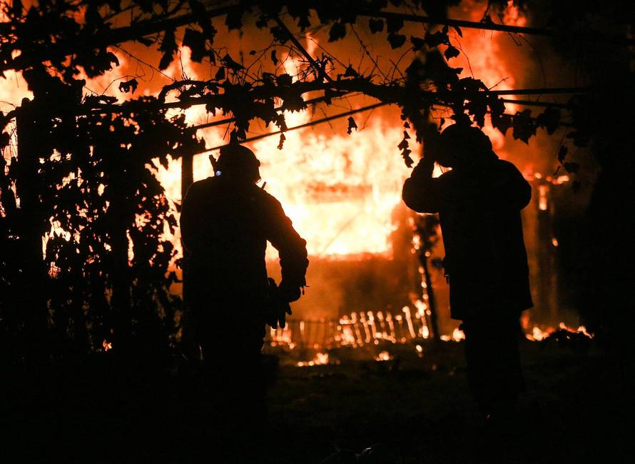 Nedaleko Lekenika vatrogasci se bore s vatrom koja je zahvatila vikendicu