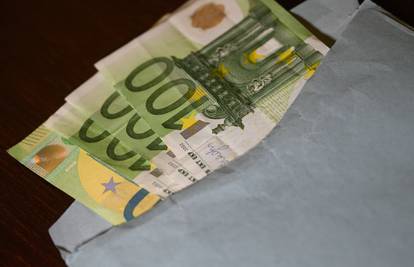 Mislila da joj piše hrvatski pjevač, dala mu tisuće eura, pa joj prijetio objavom golih fotki