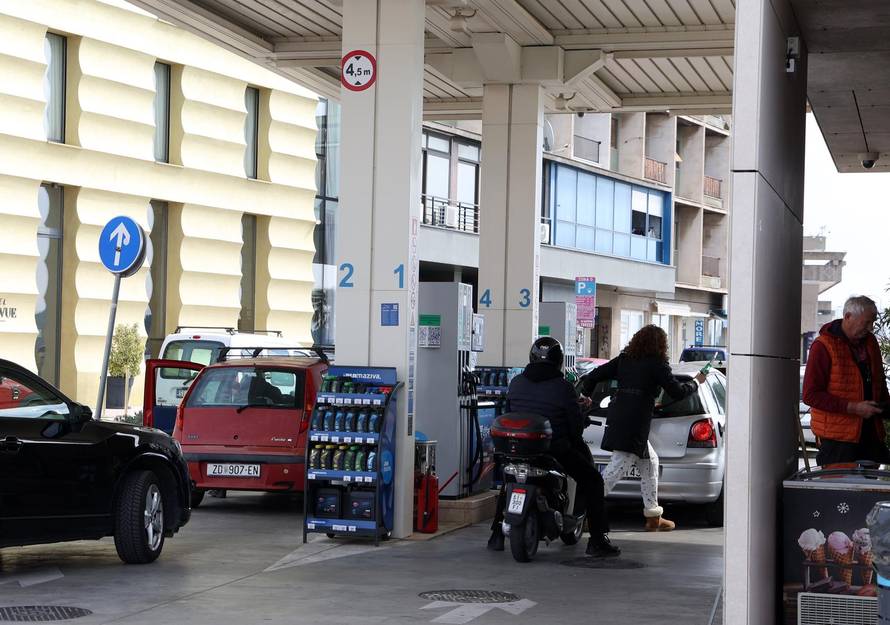 Šibenik: Po?ele su gužve na benzinskim postajama uo?i najavljenog poskupljenja goriva