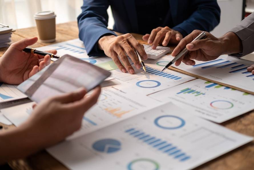 Closed,Up,Business,People,Brainstorm,Discussion,,Meeting,Of,Business,Team