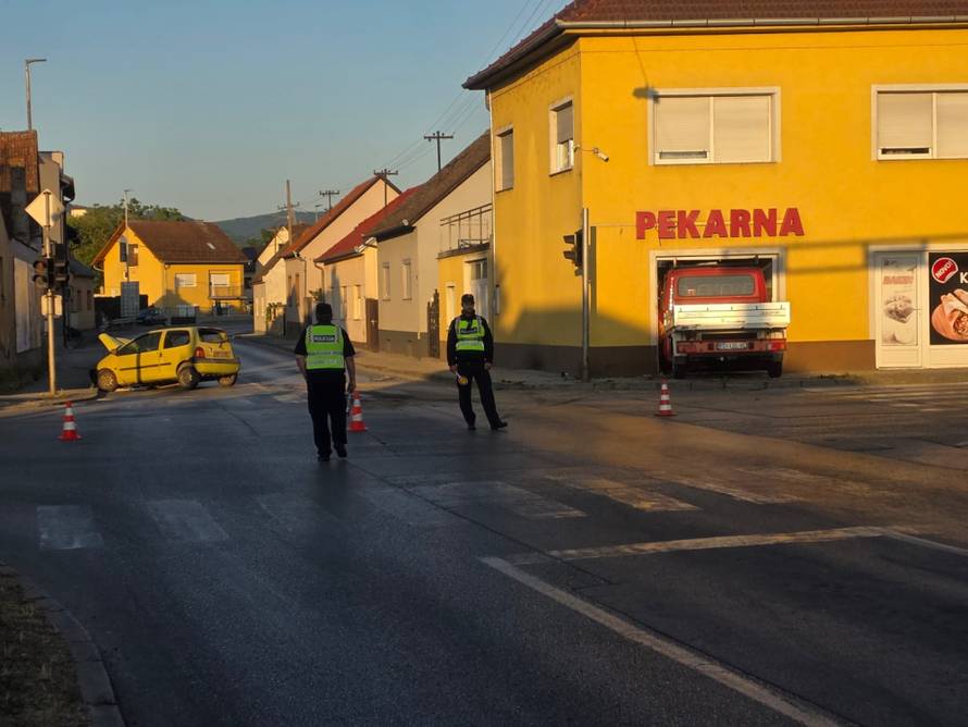 FOTO Teška nesreća u Požegi: Kamion uletio u pekarnicu, auto smrskan. Ozlijeđeno pet ljudi