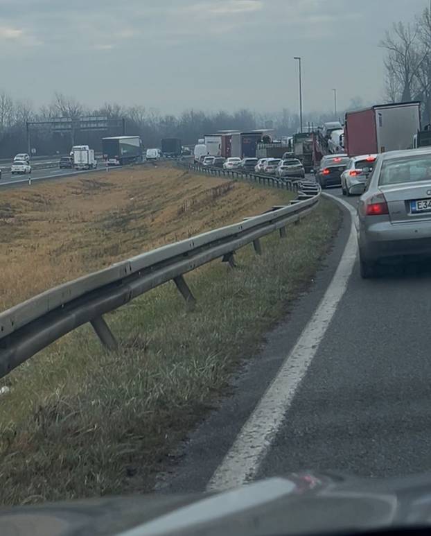 FOTO Pogledajte kaos na našim cestama! Počelo već na granici. Zagužvalo se i na ZG obilaznici!
