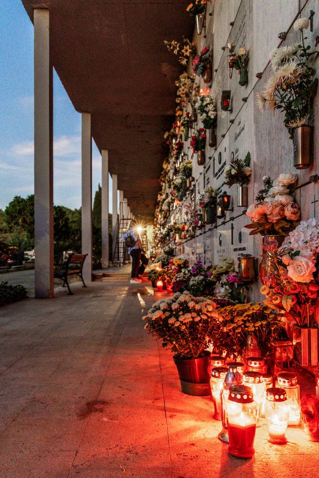Pula: Obilazak grobova noću uoči blagdana Svih svetih