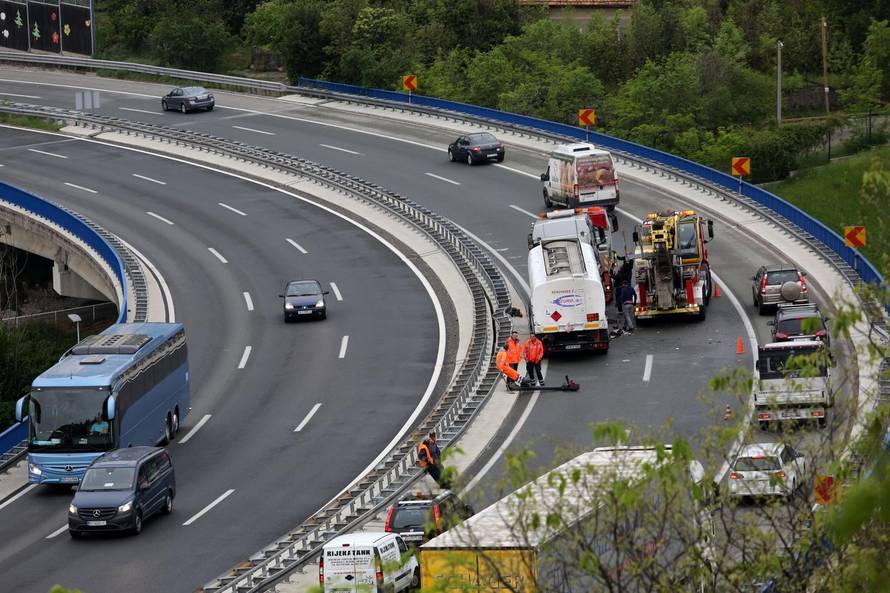 Izbjegnuta tragedija: Cisterna 'zaplesala' i stala nasred ceste