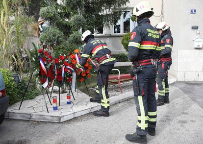 Šibenik: Povodom blagdana svetog Florijana ispred vatrogasnog doma položeni vijenci i svijeće za sve stradale vatrogasce 