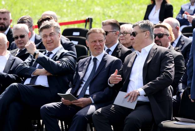 Susret Milanovića i Plenkovića u Jasenovcu, no bez rukovanja