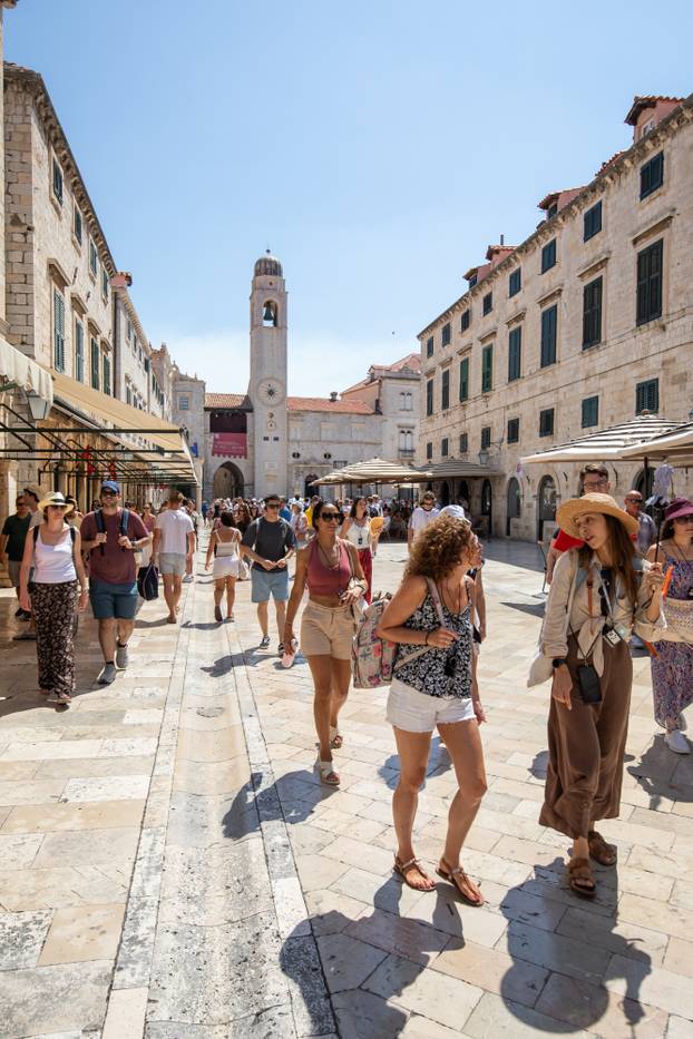 Dubrovnik pun turista unatoč toplinskom valu