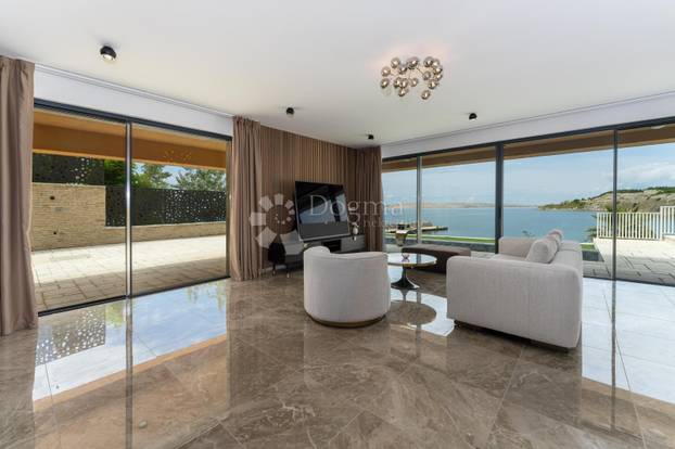 FOTO Pogledajte James Bond vilu u Ražancu! Prodaje se, a oglas je teško prepričati...