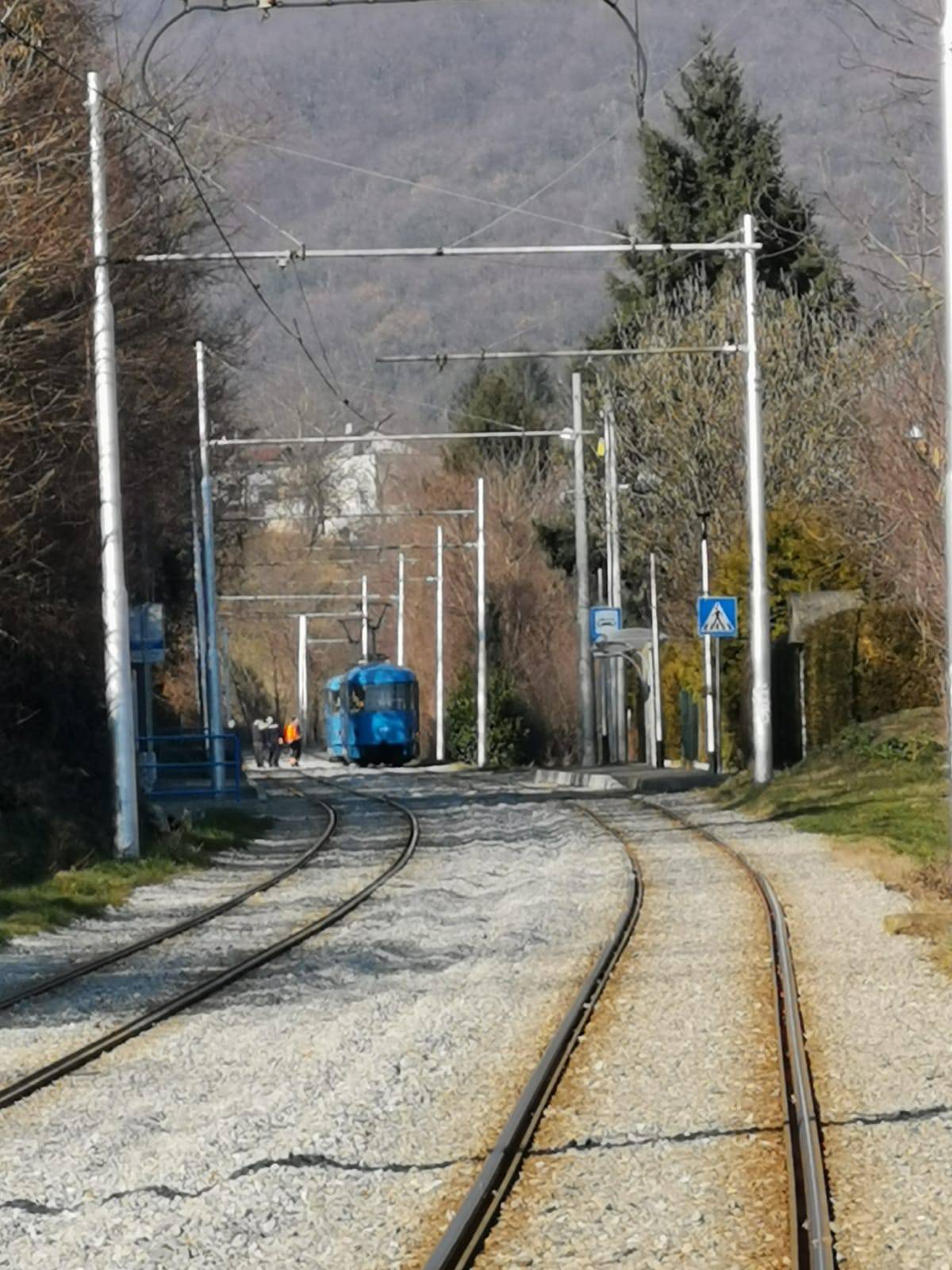Zagreb: Razbijeno staklo na tramvaju i čovjek krvave glave