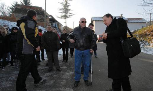 Mještani zabranili župniku da uđe u crkvu, smirila ih policija