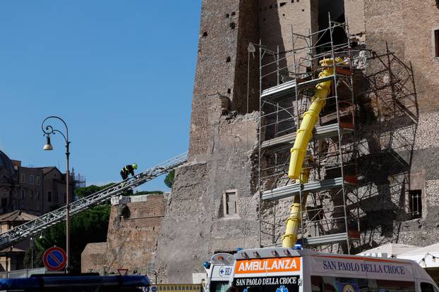 Part of Torre dei Conti tower collapses in Rome