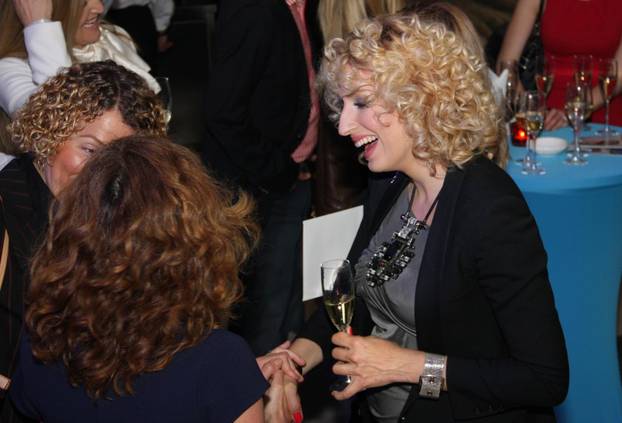 Modne kombinacije Fani Kerum: Od ležernih košulja do haljinica