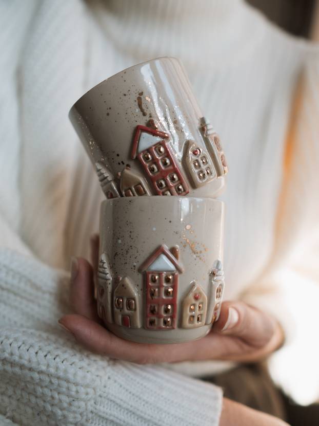 Naši umjetnici i dizajneri nude ukrase za Božić: Šalice se zlate, a vezeni vijenci su najtraženiji