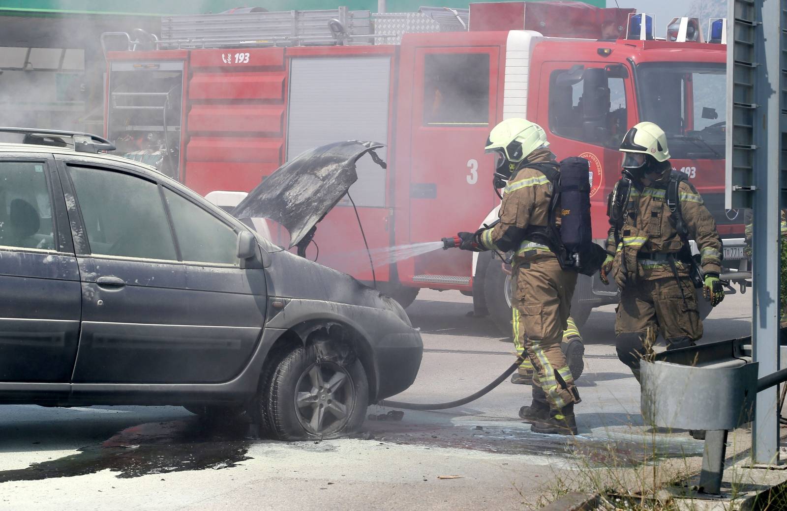 Split: Na ulazu u benzinsku postaju zapalio se osobni automobil