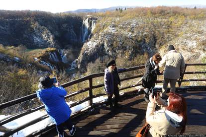 Pao prvi snijeg na Plitvicama, pretvorio park u snježnu idilu