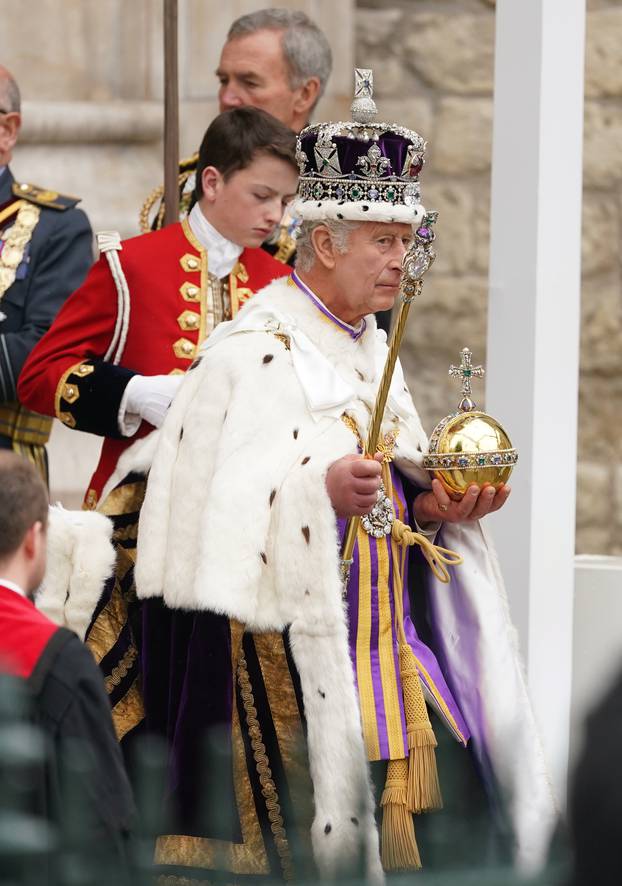 Kralj  Charles III. nakon krunidbe odlazi u pala?u 