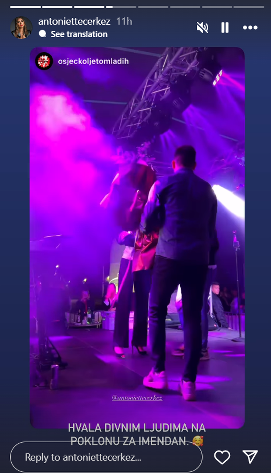Mladu pjevačicu iz Hercegovine iznenadili na koncertu u Osijeku
