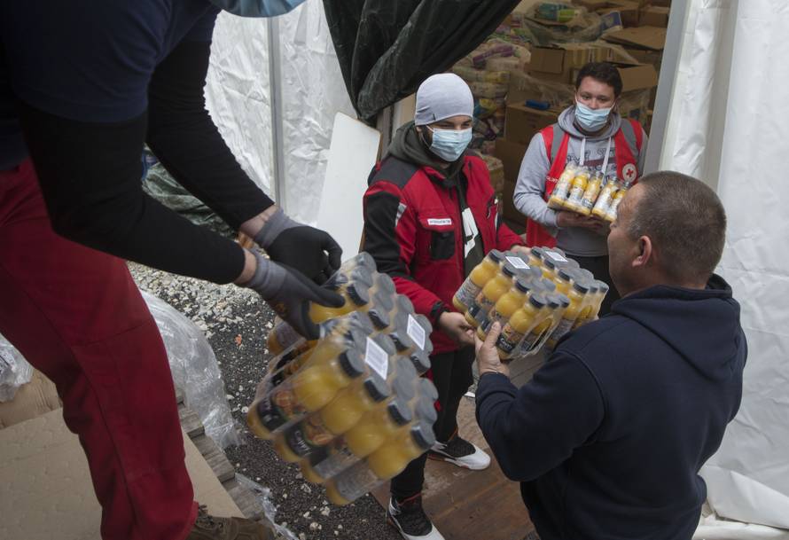 Coca-Cola Hrvatska danas u Glini Hrvatskom Crvenom križu uručila milijun kuna donacija
