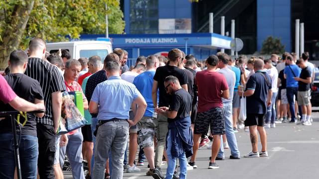 Zagreb: Navijači čekaju u redu kako bi kupili ulaznice za utakmicu između Milana i Dinama