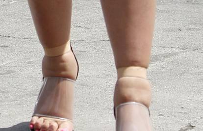 Kim, sad je stvarno vrijeme da prestaneš mučiti svoja stopala