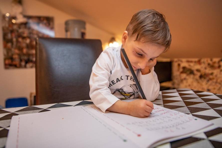 Nevio je krenuo u školu: Imam osam godina i osam kilograma