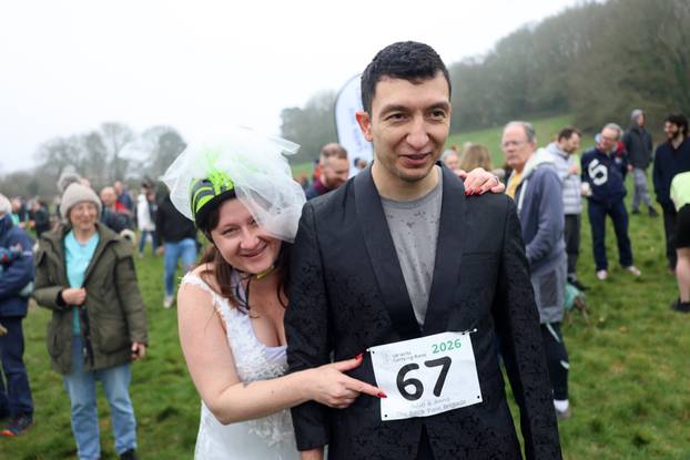 Utrka nošenja supruga u Dorkingu