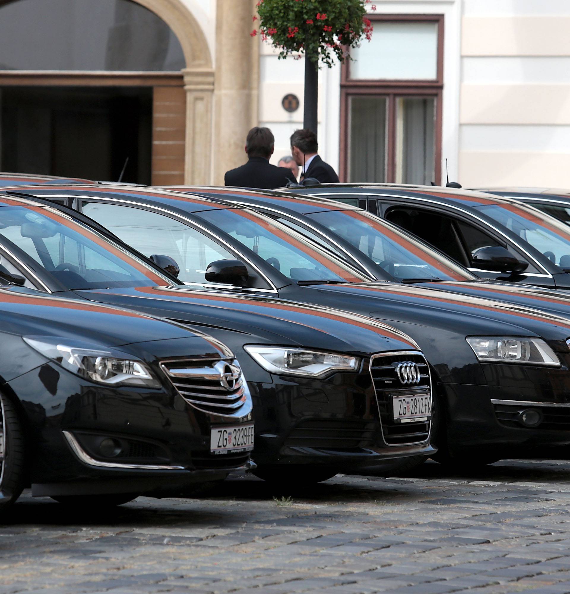 Sluzbeni automobili za vrijeme sjednice Vlade