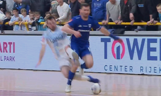 Pet sudaca ne vidi da je ovo &ccaron;isti crveni karton! Idu na hla&dstrok;enje: 'Bili su na vezi, morali su bolje'