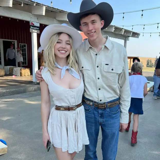 FOTO Kraljica kostima: Sydney Sweeney se maskirala u seksi zmajicu i 'zajahala' Shreka