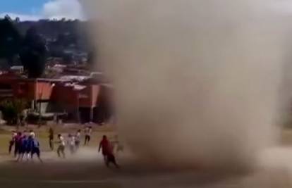 VIDEO Nevjerojatne snimke: Pijavica 'progutala' suca na terenu, igrači bježali u panici!