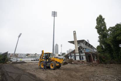 FOTO Pogledajte kako polako nestaje naš kultni stadion. Bageri i rušenje prije obnove...