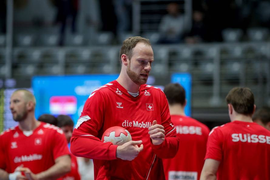 Zadar: Zagrijavanje rukometaša prije početka prijateljske utakmice između Hrvatske i Švicarske