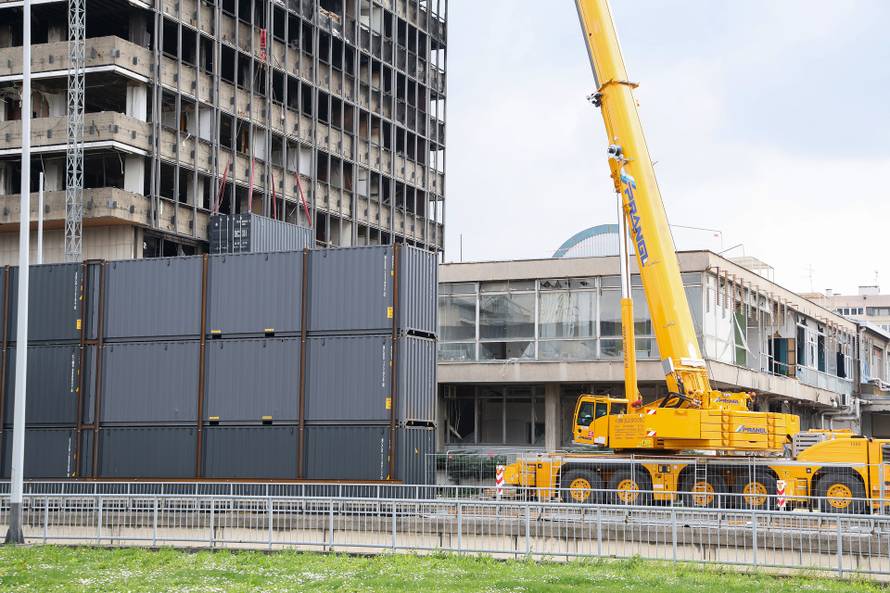 Zagreb: Dizalica uz zgradu Vjesnika pomoću koje će ukloniti natpis "Vjesnik" s vrha
