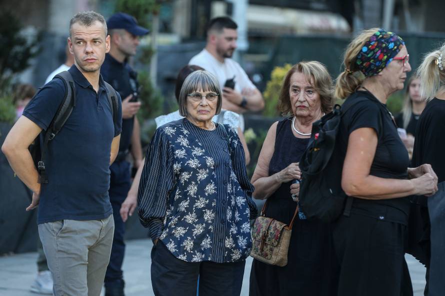 Žene u crnom na Trgu republike u Beogradu odale počast žrtvama genocida u Srebrenici