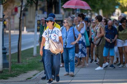 FOTO Zagreb pun turista, ne smetaju im ni paklene vrućine