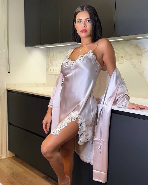 FOTO Zaljubljena je u sebe: 'Dečko mi ne treba, dovoljno mi je pogledati se u ogledalo'