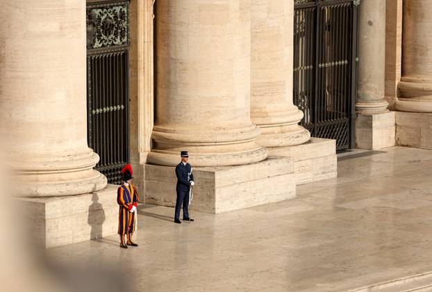 Rim: Brojni vjernici na Trgu sv. Petra čekaju procesiju s tijelom pape Franje