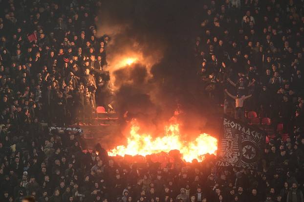 Beograd: Navijači Partizana zapalili dio tribine tijekom susreta Crvene zvezde i Partizana